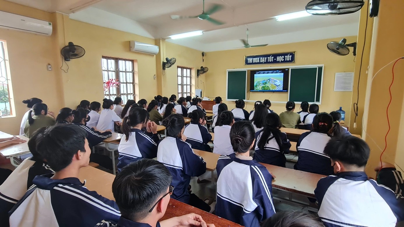 Học sinh THPT tham gia Hội thảo bằng hình thức trực tuyến